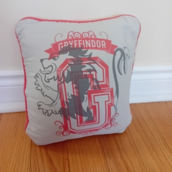 Primark Warner Bros.‎ Harry Potter Gryffindor Crest Lion Square Cushion - Picture 2 of 5
